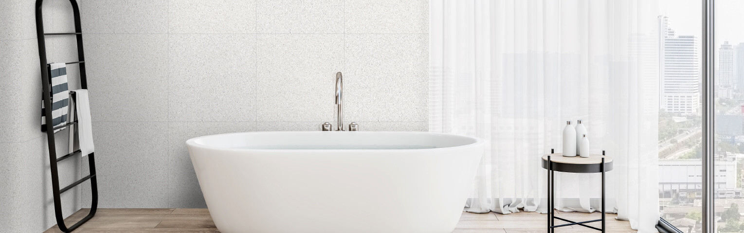 Porcelanato de gran formato para baños pequeños